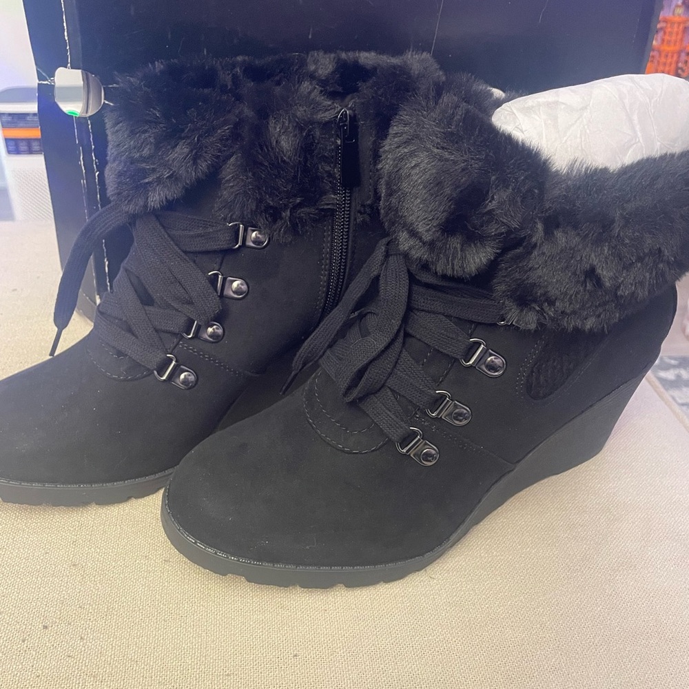 Torrid 8.5 faux fur lined wedge brand new!
